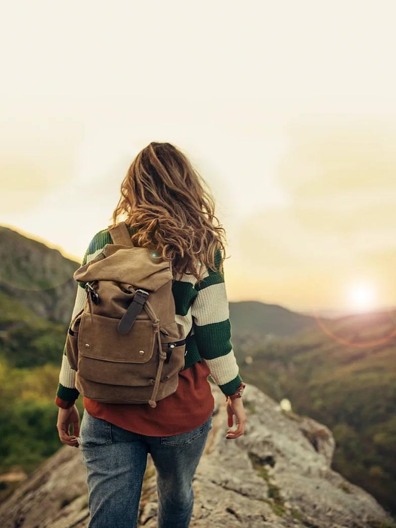 junge Frau auf dem Weg junge Frau auf dem Weg