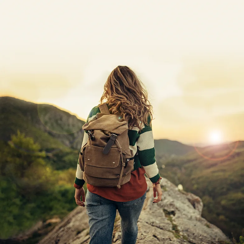junge Frau auf dem Weg junge Frau auf dem Weg